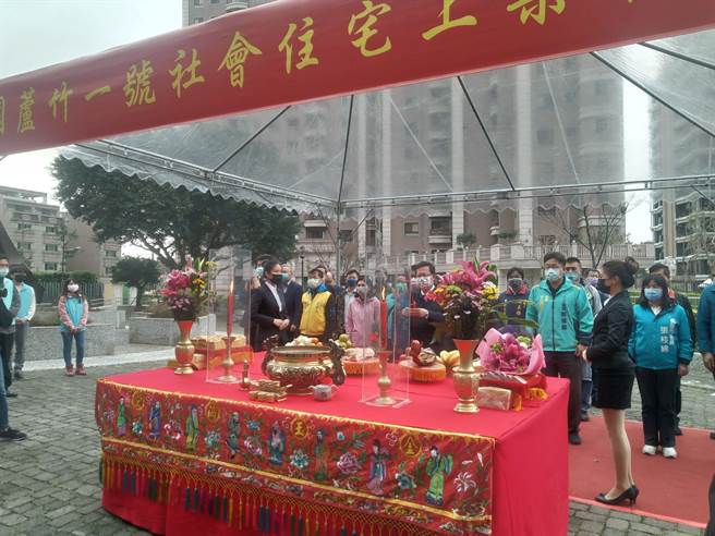 桃园芦竹一号社宅1日进行上梁典礼。（陈梦茹摄）