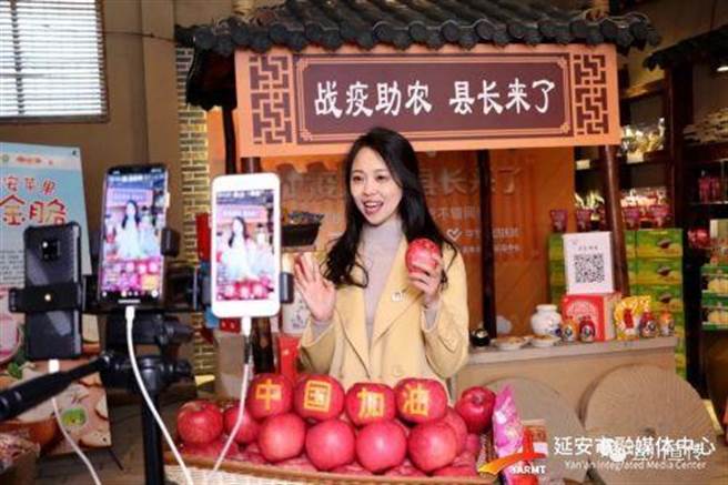 延安「苹果局长」回应「天天玩快手」：业余时间助农，没觉得丢脸。（延安融媒体中心）