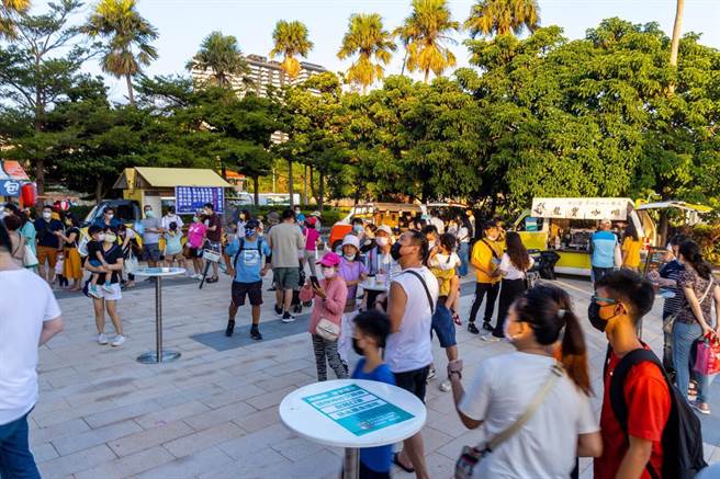 12月在淡水渔人码头有假日限定河岸二手市集。（福容大饭店淡水渔人码头店提供）