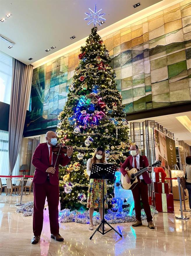 福容大饭店淡水渔人码头店在馆内大厅安排许多现场表演。（福容大饭店淡水渔人码头店提供）