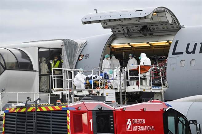 德國空軍利用運輸機轉移COVID-19病患。（圖／路透社）