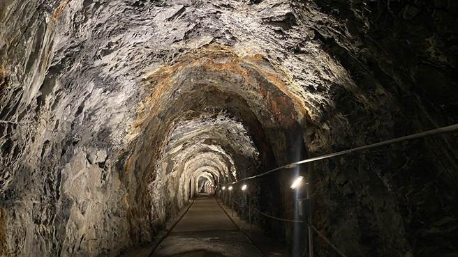 德基电厂地质多为坚硬岩石，早期以打石机开凿地下隧道，若地质稳定，即维持天然凿面原貌。（王文吉摄）