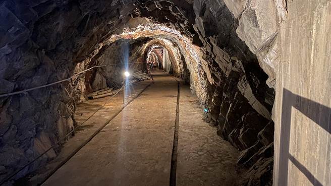 科幻电视剧《零下一九七》剧组透过台中市政府向台电商借德基电厂地下隧道拍摄。（王文吉摄）