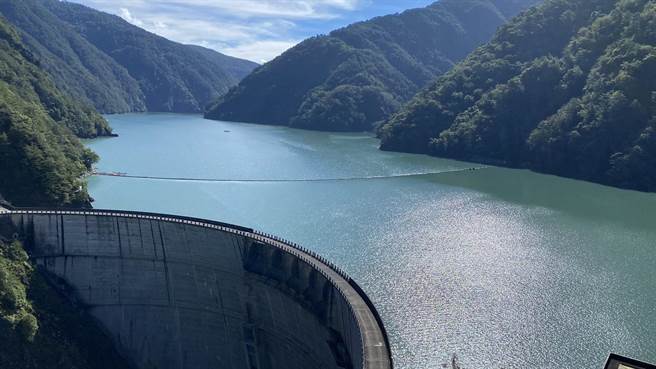 《零下一九七》剧组原订取景德基水库的湖光山色，配合剧情需要，后来看中电厂地底隧道。（王文吉摄）