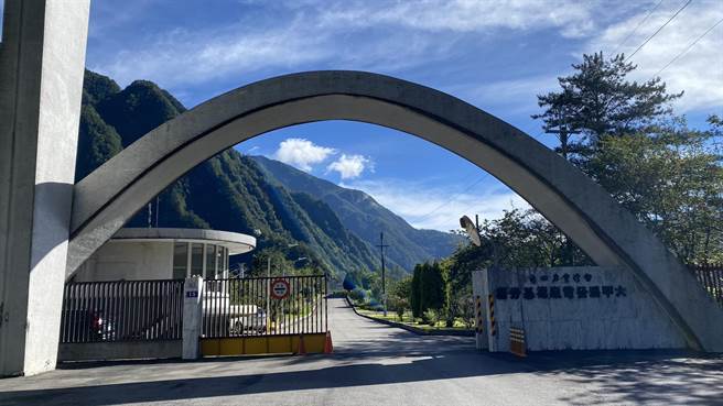 德基发电厂首度出借地下270公尺的隧道给剧组拍片。（王文吉摄）