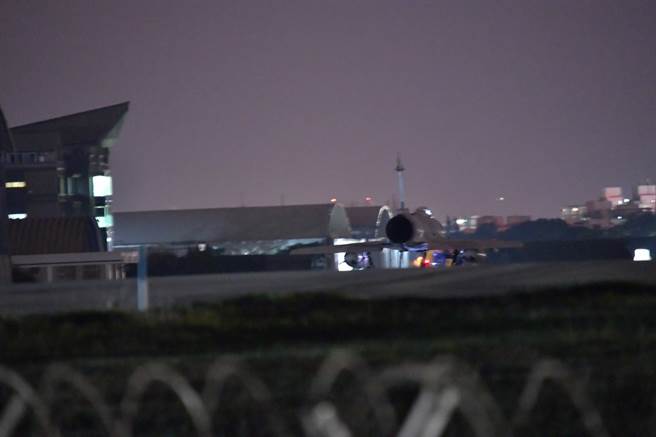 一架幻象2000戰機今晚7點迫降花蓮機場。（民眾提供）