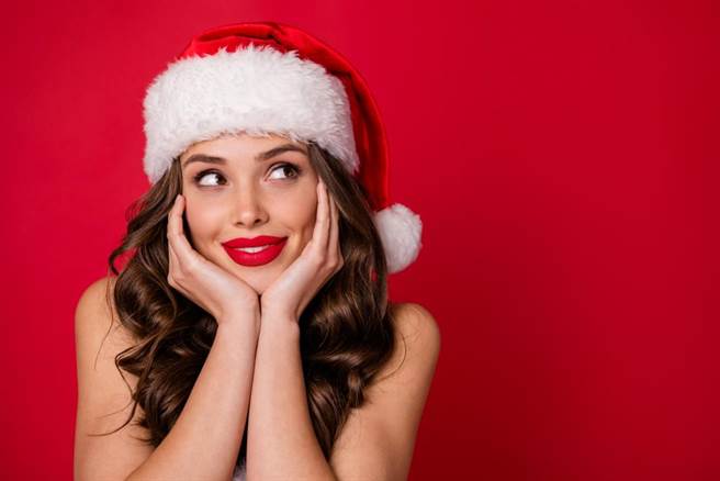 女子穿「聖誕精靈風」情趣性感睡衣，竟慘被男友取笑是聖誕老公公。（示意圖，達志影像/shutterstock）