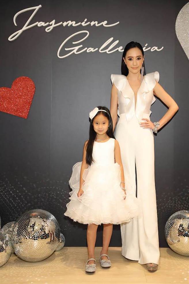 JASMINE GALLERIA 发表2022 春夏时装 关颖偕女儿CC时尚初体验（JASMINE GALLERIA提供）