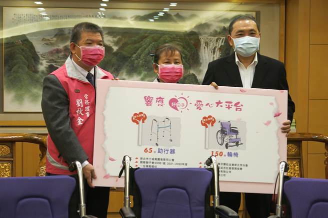 土城凤灵慈爱同心会等6大社团合捐150台轮椅及65台助行器，新北市长侯友宜受赠。（陈慰慈摄）