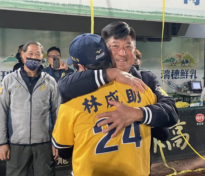中信老板辜仲谅（右）赛后拥抱兄弟总教练林威助。（毛琬婷摄）
