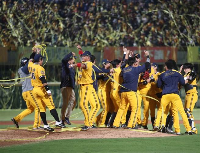 中信兄弟夺下中职32年总冠军，林智胜也衝上前与队友开心庆贺。（中央社）