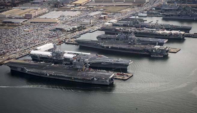 外媒指出，美國會可能無法通過2022財年《國防授權法案》，恐引發美軍財政危機。圖為多艘美軍航艦停放於諾福克軍港中。（圖／DVIDS）