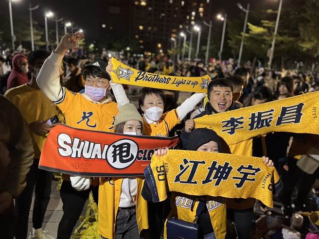 台中市长卢秀燕今晚与球迷一起在市府广场观赛，为中信兄弟加油，看到中信兄弟封王，高兴的说，中信兄弟，你们真的好棒。（台中市府提供／卢金足台中传真）