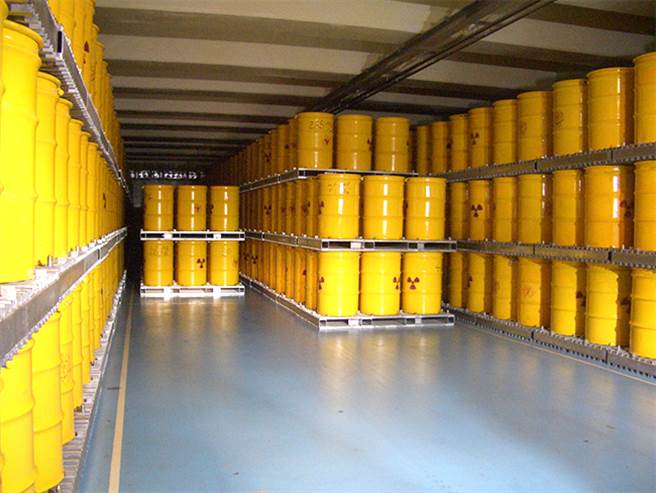 原能会网站说明低阶核废料的钢桶贮放。(图/原能会)