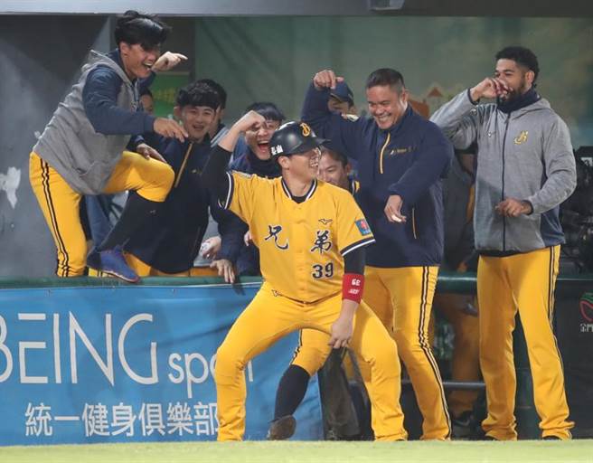 中信兄弟詹子贤与队友一起做「阿强的秃头」手势庆贺。（中央社）