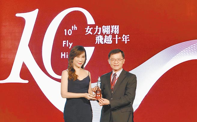 颁奖人经济部中小企业处处长何晋沧（右）与日益能源科技股份有限公司总经理毕婉苹（左）共享荣耀。图／日益能源提供