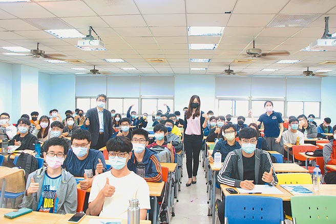 义大携手联电举办实习说明会，学生踊跃参加，互动热烈。图／义守大学提供