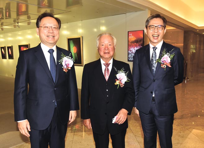 三商家購上市典禮11月30日舉行，三商家購董事長陳翔玢（左起）、三商投控創辦人翁肇喜及三商家購總經理邱光隆出席慶賀。圖／顏謙隆