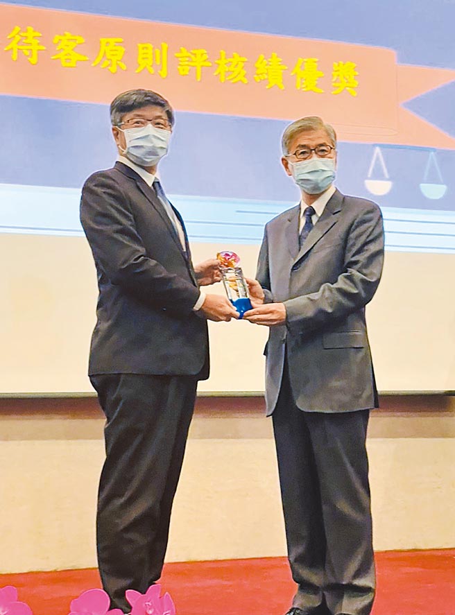 110年度保险竞赛泰安产险一举囊括五项大奖，由总经理郭鸿文（左）代表出席，接受金管会主委黄天牧（右）颁发奖座。图／泰安产险提供