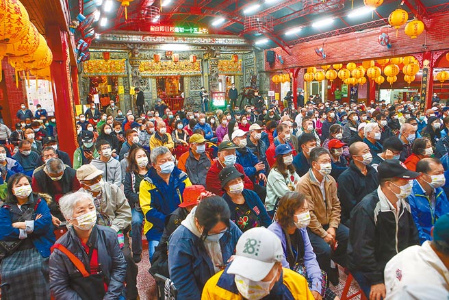 國民黨立委江啟臣昨日表示，民間團體是用步行進行宣傳，從屏東走到台北；行政院長蘇貞昌卻是坐飛機到處跑，圖為行政院長蘇貞昌昨晚到木柵忠順廟宣講，不少民眾前往。（鄧博仁攝）