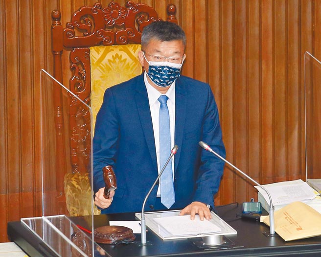 在副院长蔡其昌敲槌后，11月30日立法院院会三读通过「税捐稽徵法部分条文修正案」。（姚志平摄）