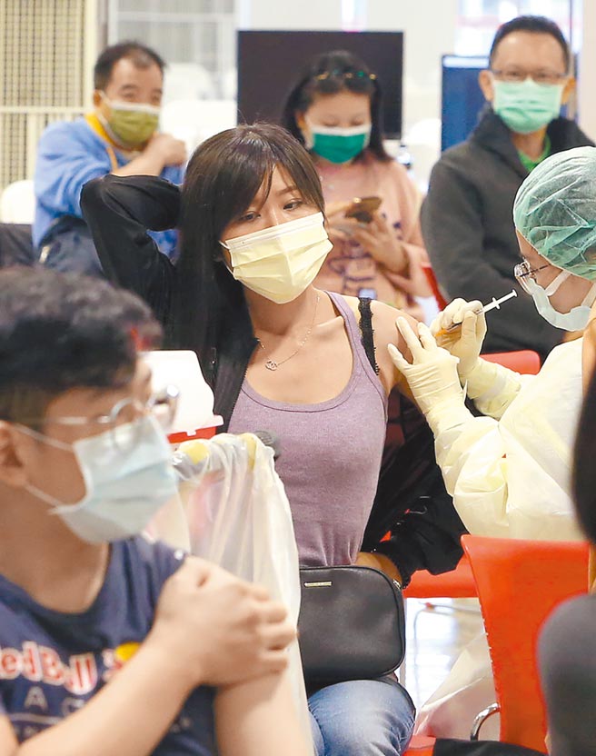 疫情指挥中心昨统计，目前国内疫苗人口涵盖率第1剂77.80％，第2剂55.69％。图为北市花博疫苗接种站施打状况。（赵双杰摄）