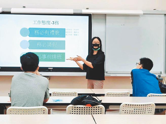 透明口罩可以让听觉障碍需求学生获取更清楚、更直接的沟通与互动。（教育部提供／林志成台北传真）