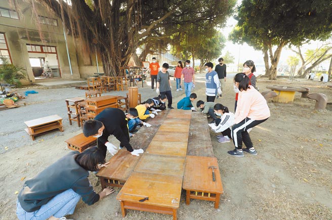台南大同國小師生以廢棄課桌椅製作火車意象，改造南台南車站。（信義房屋提供）