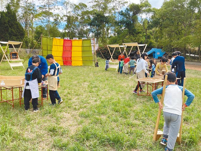 苗栗三灣的返鄉青年聯庄號結合社區的孩童與居民，打造「山村裡的遊樂園」。（信義房屋提供）