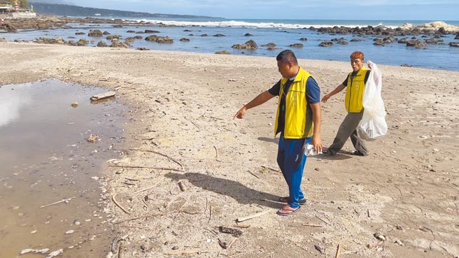 台东县卑南乡富山护渔区出现大量浮石，当地生态解说员古家豪（左）研判不会影响生态，水产试验所则发布提醒浮石会堵塞港口、伤害船只。（蔡旻妤摄）