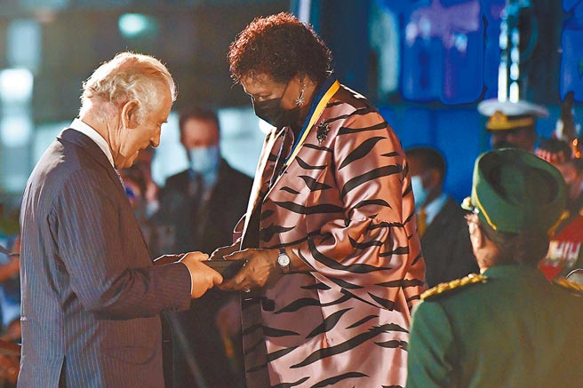 首任總統梅森（圖右）頒發巴貝多最高榮譽「巴貝多自由勳章」給前往觀禮的英國王儲查爾斯（圖左）。（路透）