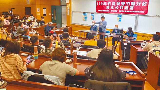 县长杨文科出席新竹县「青年公共论坛」，对与会者提问一一答覆。（新竹县政府提供／罗浚滨新竹传真）
