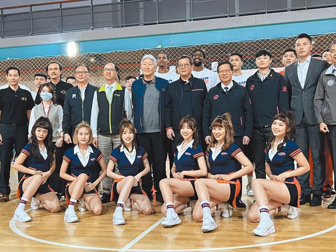 桃园领航猿及桃园璞园建筑篮球队昨进行交流赛，备战新赛季，桃园市长郑文灿到场观战，送上冠军祝福，期许两队都能荣获总冠军。（蔡依珍摄）