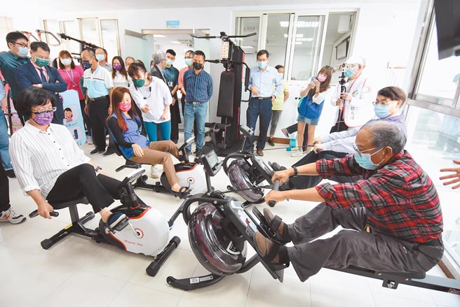 彰化县长王惠美（左）昨在和美卫生所抢先跟长者们一起使用健身器材，并宣布自12月1日起全面开放全县11处乡镇市卫生所附设的不老健身房，呼吁阿公阿嬷们赶快回来动一动。（谢琼云摄）