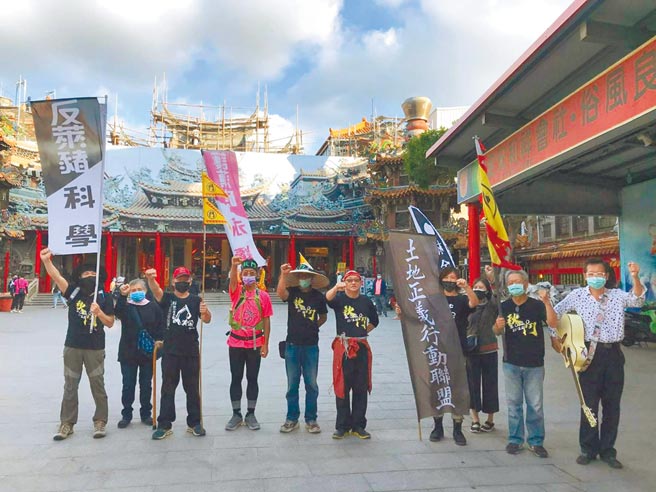 秋鬥行腳團昨日傍晚抵達大甲鎮瀾宮，並在戶外進行「反萊豬、護藻礁」宣講。（秋鬥行腳團提供／陳淑娥台中傳真）