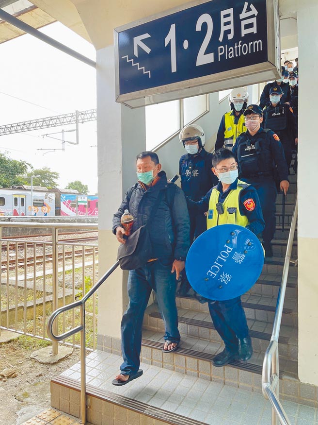 薛姓男子（前左）昨天搭乘台鐵3167次區間車南下，在抵達嘉義縣水上鄉南靖車站時高喊要殺人，鐵路警察局嘉義分駐所獲報後趕往，將薛帶回偵訊。（讀者提供／張亦惠嘉縣傳真）