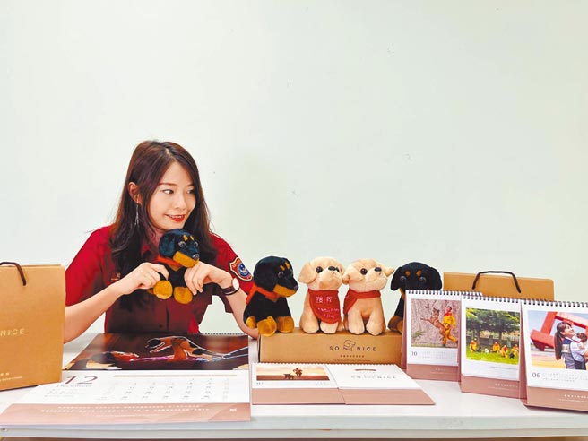 高雄市政府消防局新推出2022年的消防月历，以搜救犬为主角，模样专业又可爱。（高雄市消防局提供／洪靖宜高雄传真）