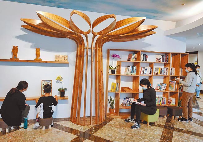 台東林管處與知本溫泉區的飯店合作，把國產材製品放進飯店大廳，頗受遊客喜愛。（莊哲權攝）