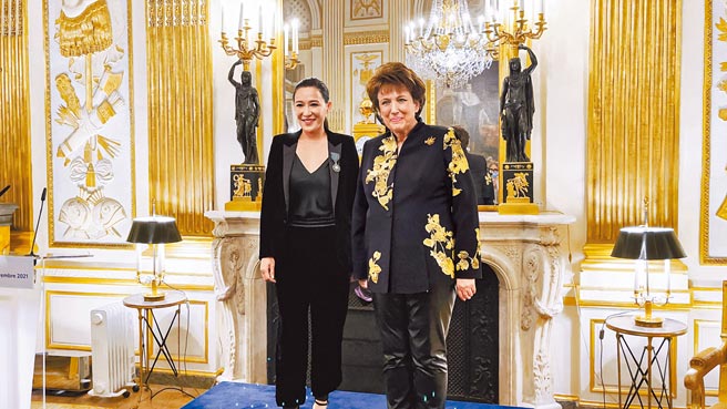 台湾珠宝艺术家赵心绮CINDY CHAO（左）获颁法国艺术文学骑士勋章，由法国文化部部长Roselyne Bachelot亲自主持授勋典礼。（CINDY CHAO提供）