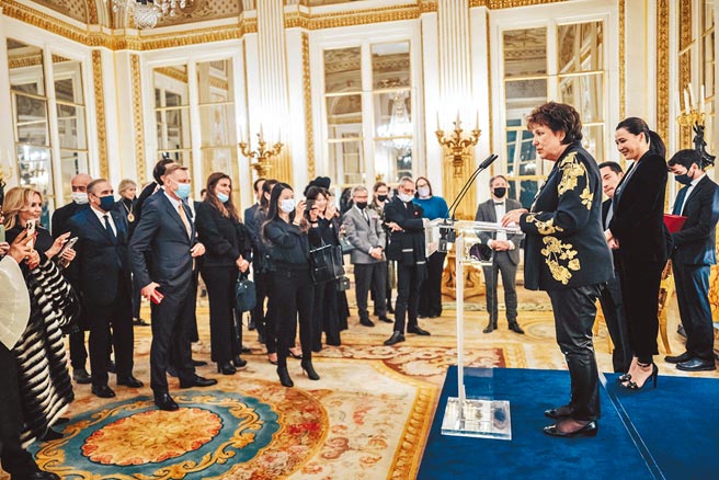 赵心绮获颁法国艺术文学骑士勋章，授勋典礼在法国文化部所在地「巴黎皇家宫殿」举行，由文化部长巴舍洛亲自主持。（CINDY CHAO提供）