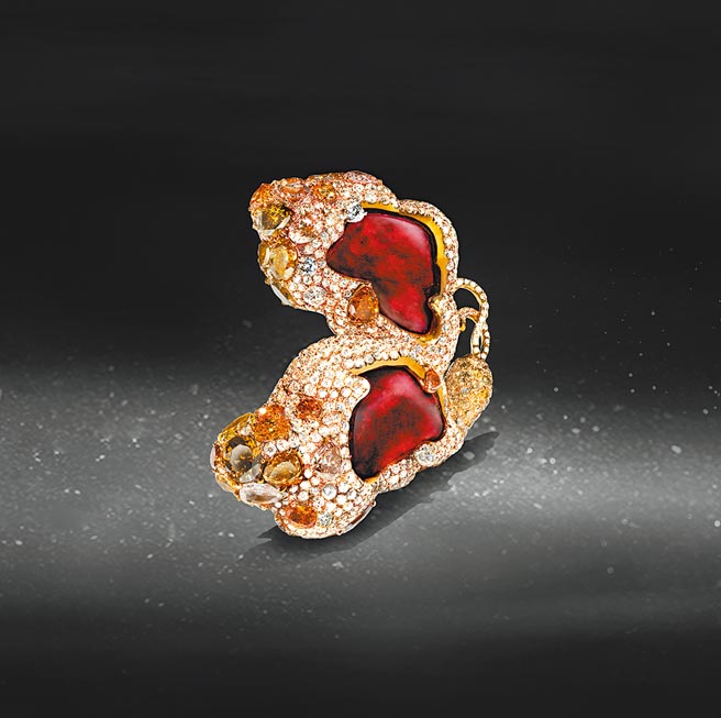 赵心绮CINDY CHAO大师系列首件年度蝴蝶珠宝作品《红宝石侧飞蝴蝶胸针》，成为巴黎装饰艺术博物馆馆藏。（CINDY CHAO提供）