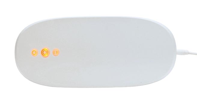 PChome 24h購物紓壓商品熱銷第1名的Aurai即熱敷水波式按摩眼罩，12月15日前特價2990元。（PChome 24h購物提供）