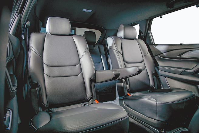 MAZDA CX-9 25T 2WD Premium-Captain Seat第二排有中央走道，售价176.9万元。（台湾马自达提供）