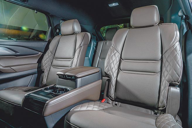 MAZDA CX-9 25T AWD Signature-Captain Seat第二排中央鞍部有多功能控制台，售价192.9万元。（台湾马自达提供）