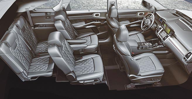 KIA Sorento六人座豪华旗舰休旅第二排座椅具一键倾倒的贴心设计。（森那美起亚提供）