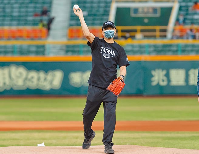 战胜急性白血病的前中职球星、球评潘忠韦担任台湾大赛G3的开球嘉宾。（统一狮提供）