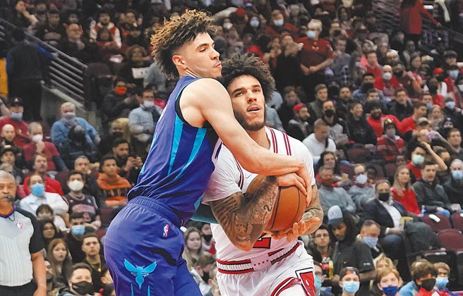 「球家兄弟」再度对决，这回哥哥朗佐鲍尔（右）率公牛轰垮弟弟拉梅洛鲍尔带领的黄蜂。（路透）