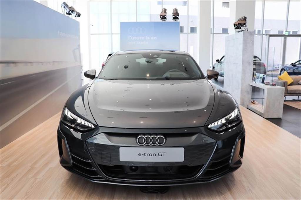 Audi e-tron GT 在上個月已由原廠開始掛牌零星數輛，消費者端的交車最快年底開始。（圖/DDCAR）