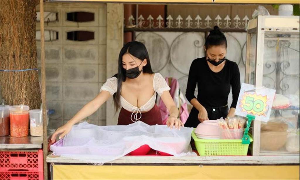 泰國護校正妹「小橄欖」清涼裝扮掀起當地女店員跟風潮。（圖／Sanook）