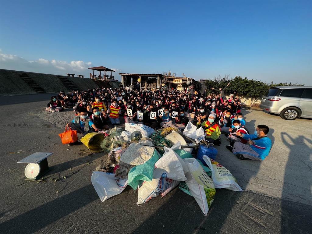 竹南國中校外踏查活動，首度安排在後龍外埔灘淨灘，共清除了320公斤海廢垃圾。（竹南國中提供／謝明俊苗栗傳真）